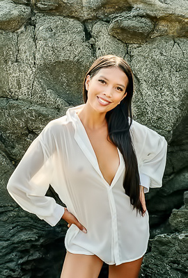 Shasha Captivating Filipina Beauty Is Soon Naked In The Sunshine